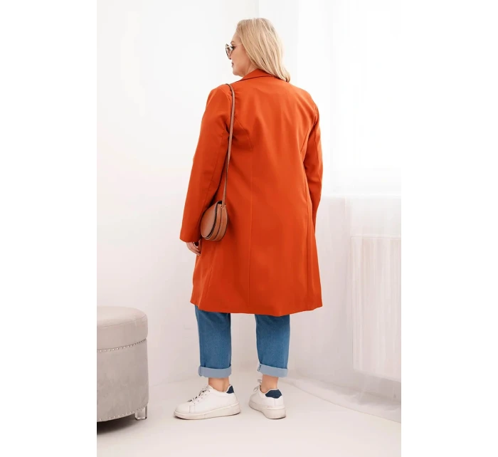 Dámsky dvojradový kabát s červeným golierom v nadmernej veľkosti
