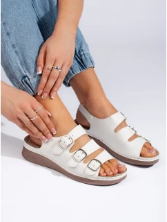 Módne dámske biele sandále na klinoch