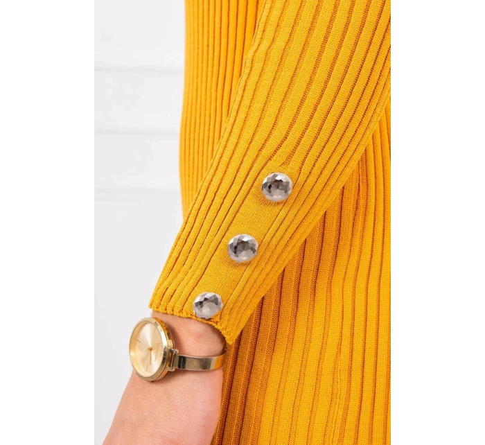 Priliehavé svetrové šaty s gombíkmi horčicovej farby