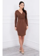 Priliehavé šaty s výrezom pod prsiami hnedej farby
