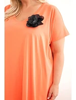 Dámske plus size bavlnené šaty s brošňou a výstrihom koralovej farby Dámske plus size bavlnené šaty s brošňou a výstrihom koralovej farby