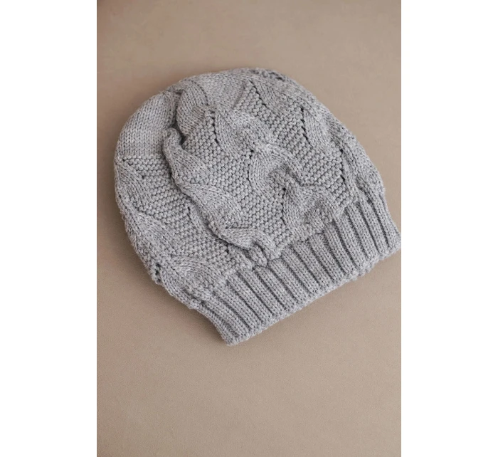 Dámská zimní pletená čepice s vzorem šedá model 21817805 - K-Fashion Dámská zimní pletená čepice s vzorem šedá model 21817805 - K-Fashion