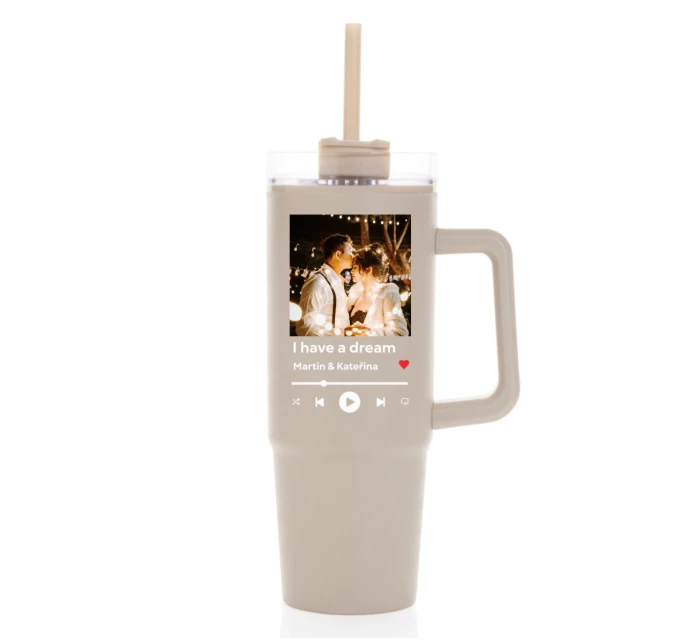 Cestovní termoska s průhledným víčkem s vlastním odkazem na oblíbenou písničku