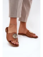 model 21686332 Kožené Pantofle Na Plochém Podpatku S Dekorací Camel - Zazoo