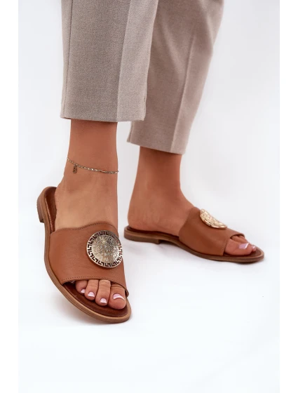 model 21686332 Kožené Pantofle Na Plochém Podpatku S Dekorací Camel - Zazoo
