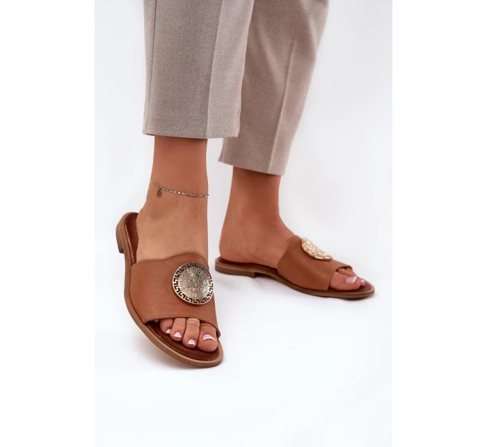 model 21686332 Kožené Pantofle Na Plochém Podpatku S Dekorací Camel - Zazoo