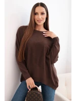 Dámsky sveter s dlhším chrbtom a vyrazenou hviezdou hnedej farby Dámsky sveter s dlhším chrbtom a vyrazenou hviezdou hnedej farby