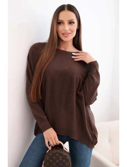 Dámsky sveter s dlhším chrbtom a vyrazenou hviezdou hnedej farby Dámsky sveter s dlhším chrbtom a vyrazenou hviezdou hnedej farby