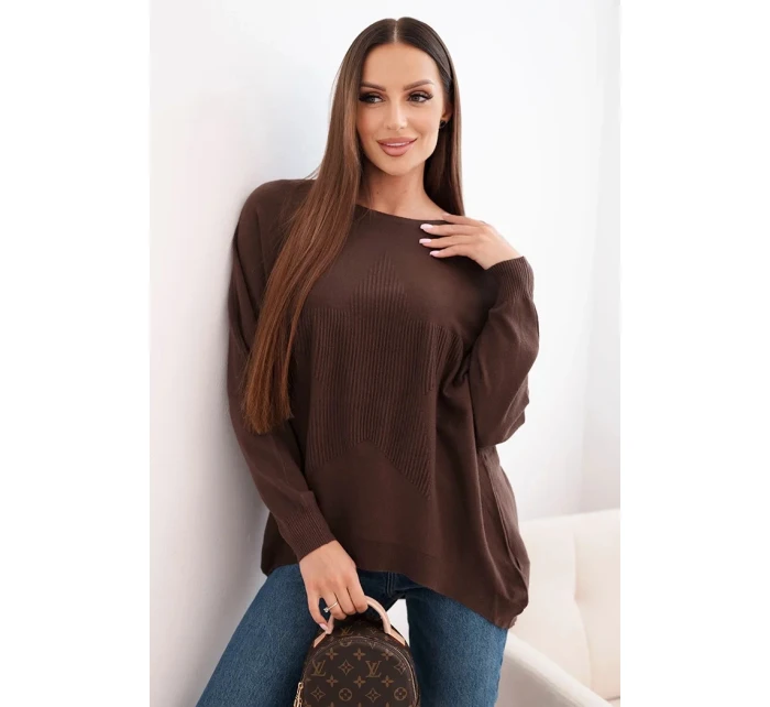 Dámsky sveter s dlhším chrbtom a vyrazenou hviezdou hnedej farby Dámsky sveter s dlhším chrbtom a vyrazenou hviezdou hnedej farby
