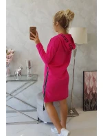 Šaty s kapucňou a potlačou fuchsiovej farby