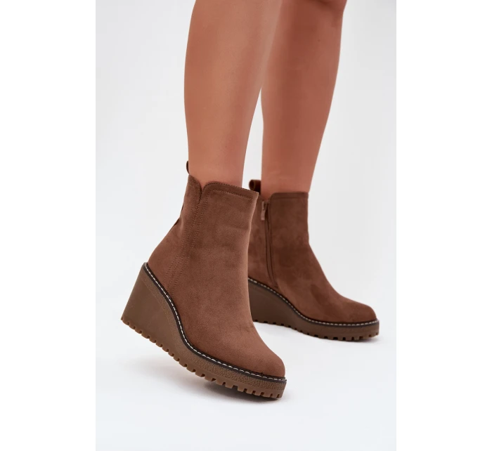 Dámska zateplená členková obuv na klin z eko semišu - hnedá Mavona Dámska zateplená členková obuv na klin z eko semišu - hnedá Mavona
