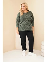 Dámska blúzka vo veľkosti Plus Size s leopardím vzorom a predĺženým zadným dielom v khaki farbe