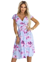 425-14 MATILDE Blinkered midi šaty s obálkovým výstrihom a krátkymi rukávmi - modré s ružovými kvetmi 425-14 MATILDE Blinkered midi šaty s obálkovým výstrihom a krátkymi rukávmi - modré s ružovými kvetmi