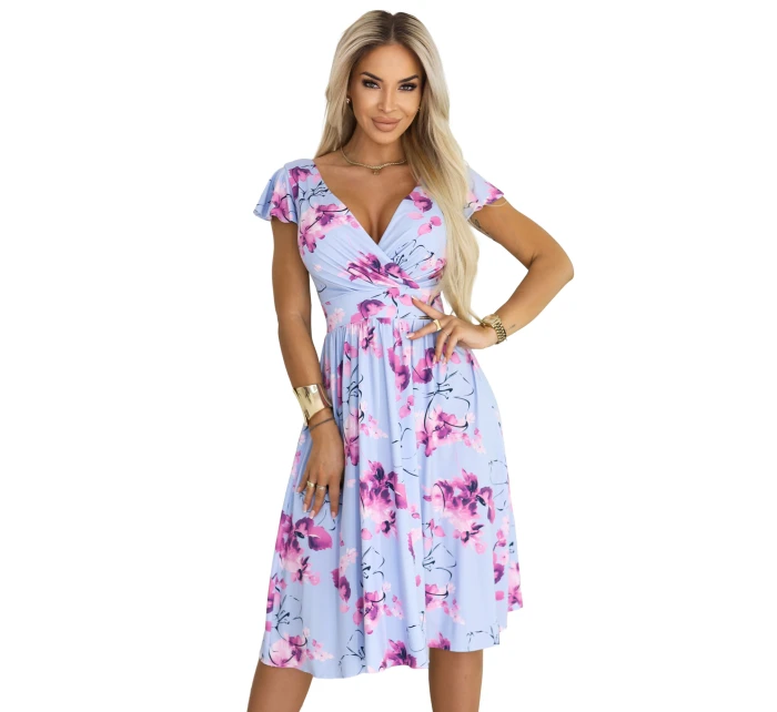 425-14 MATILDE Blinkered midi šaty s obálkovým výstrihom a krátkymi rukávmi - modré s ružovými kvetmi 425-14 MATILDE Blinkered midi šaty s obálkovým výstrihom a krátkymi rukávmi - modré s ružovými kvetmi