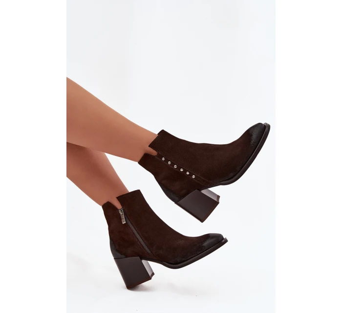 Dámské kotníkové boty z přírodního semiše na podpatku model 21713301 čokoládové - Zazoo