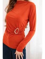 Dámska viskózna blúzka s volánom a ozdobnou sponou hnedá Dámska viskózna blúzka s volánom a ozdobnou sponou hnedá