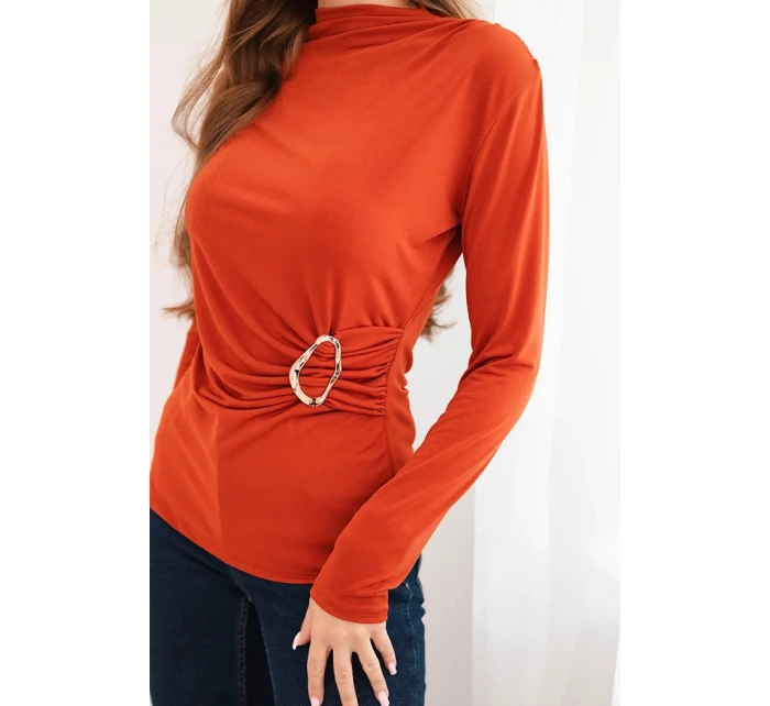 Dámska viskózna blúzka s volánom a ozdobnou sponou hnedá Dámska viskózna blúzka s volánom a ozdobnou sponou hnedá