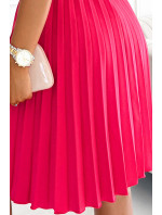 Plisované šaty s výstrihom Numoco WENDY - malinovo ružové