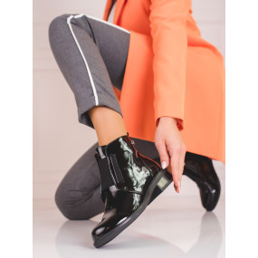 Zaujímavé dámske členkové topánky čierne na plochom podpätku