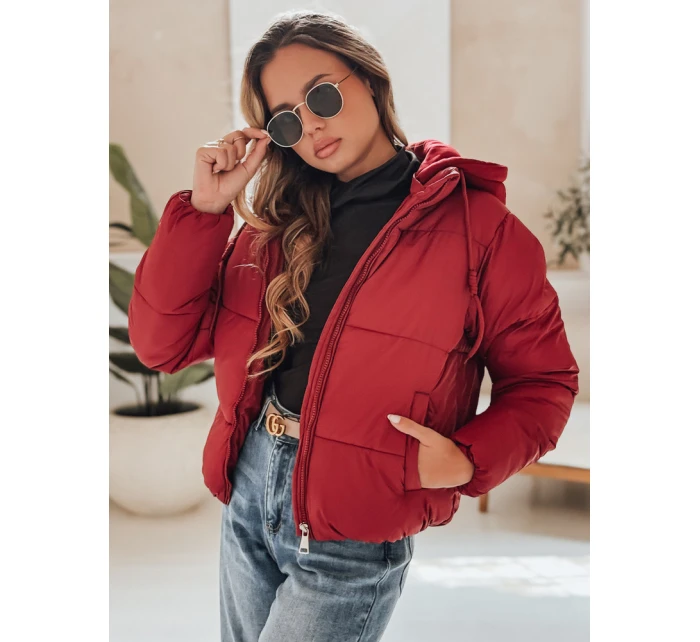 Dámská krátká zimní bunda s kapucí bordó Dstreet model 21990573 - FashionStreet Dámská krátká zimní bunda s kapucí bordó Dstreet model 21990573 - FashionStreet