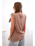 Elegantná dámska blúzka s volánikmi a asymetrickým strihom camel