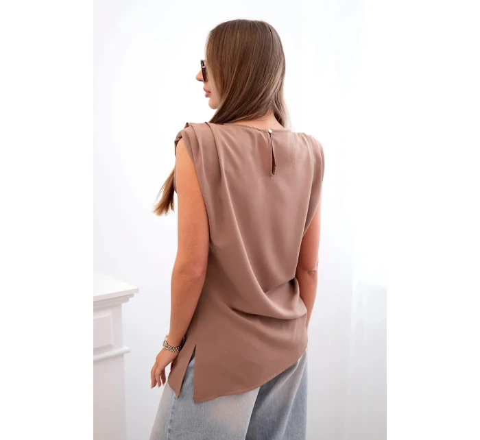 Elegantná dámska blúzka s volánikmi a asymetrickým strihom camel