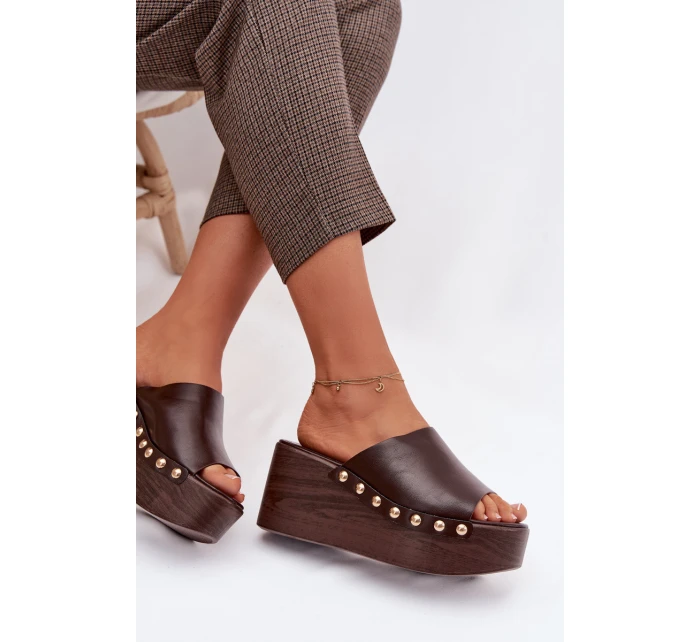 Dámské pantofle na platformě a platformě se zlatými knoflíky Čokoládové Farinelle