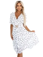 Smyslné černé šaty s obálkovým výstřihem a ozdobným páskem bílé model 21293246 - numoco basic Smyslné černé šaty s obálkovým výstřihem a ozdobným páskem bílé model 21293246 - numoco basic