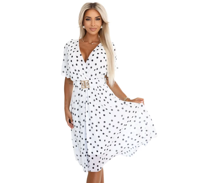 Smyslné černé šaty s obálkovým výstřihem a ozdobným páskem bílé model 21293246 - numoco basic Smyslné černé šaty s obálkovým výstřihem a ozdobným páskem bílé model 21293246 - numoco basic