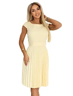 311-21 LILA Klasické plisované šaty s krátkymi rukávmi a opaskom - maslovo žlté