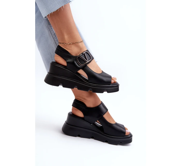 Dámské sandály na podrážce a platformě z ekokože černé model 21658356 - VINCEZA Dámské sandály na podrážce a platformě z ekokože černé model 21658356 - VINCEZA