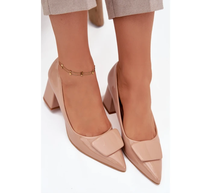 Dámske lakované lodičky na podpätku so zdobením Isoline - nude Dámske lakované lodičky na podpätku so zdobením Isoline - nude