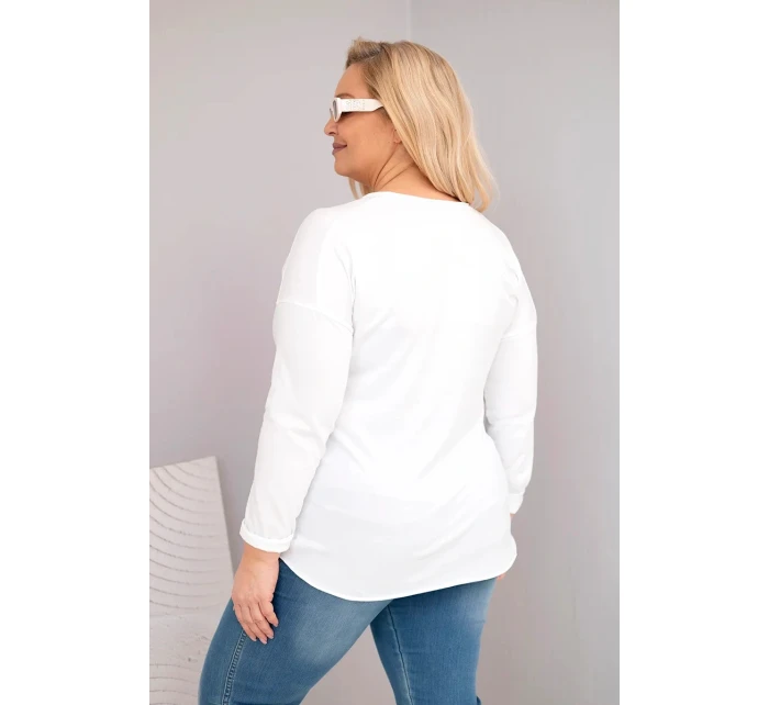 Dámska blúzka v nadmernej veľkosti s výstrihom do V a dlhším zadným dielom biela