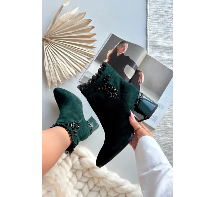 Semišové kožené dámské kotníkové boty na jehlovém podpatku s ozdobou vyhřívané model 21718444 tmavě zelená - D&A
