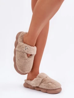 Papuče z umelej kožušiny s malou brošňou Dark Beige Primaria