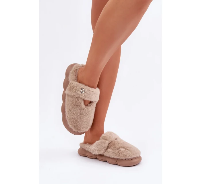 Papuče z umelej kožušiny s malou brošňou Dark Beige Primaria