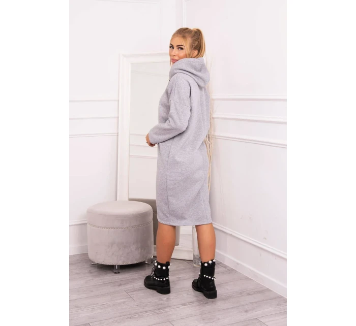 Šaty s kapucňou a bočným rázporkom šedej