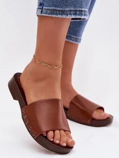 Dámské pantofle s přezkami na nízkém podpatku Camel model 21954688 - Boto