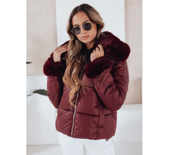 Dámská prošívaná krátká bunda s kožešinou vínová Dstreet model 21991228 - FashionStreet Dámská prošívaná krátká bunda s kožešinou vínová Dstreet model 21991228 - FashionStreet