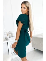 NINA Dámské šaty v lahvově zelené barvě s přeloženým obálkovým výstřihem, rukávy a páskem model 18692169 - numoco NINA Dámské šaty v lahvově zelené barvě s přeloženým obálkovým výstřihem, rukávy a páskem model 18692169 - numoco