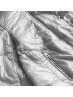 Krátka strieborná prešívaná dámska bunda so stojačikom (B9567)