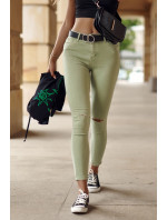 Zelené džínsy s dierami na kolenách