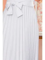 LILA Šedé dámské plisované šaty s krátkými rukávy model 21819782 LILA - numoco LILA Šedé dámské plisované šaty s krátkými rukávy model 21819782 LILA - numoco