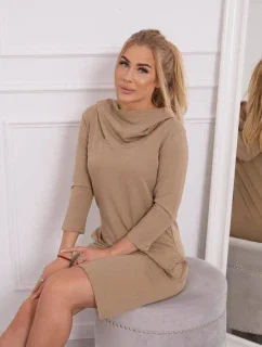 Šaty s kapucí a kapsami camel