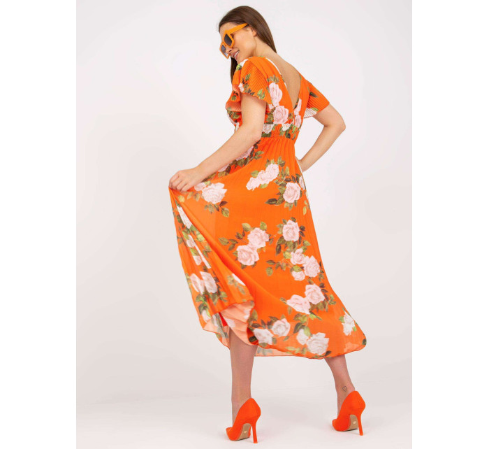 Oranžové kvetinové šaty s opaskom v midi dĺžke