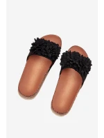 Dámske papuče na platforme s ozdobnými kvetmi - čierne