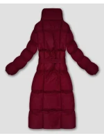 Dlhá dámska zimná bunda vo vínovej farbe s opaskom (5M3327-1) Dlhá dámska zimná bunda vo vínovej farbe s opaskom (5M3327-1)