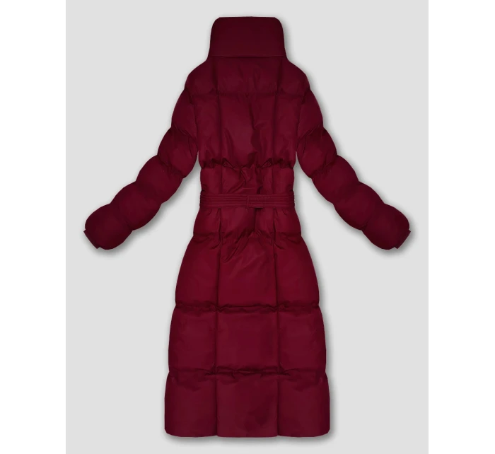 Dlhá dámska zimná bunda vo vínovej farbe s opaskom (5M3327-1) Dlhá dámska zimná bunda vo vínovej farbe s opaskom (5M3327-1)