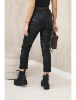 model 22014125 kalhoty s páskem lesklá černá - K-Fashion model 22014125 kalhoty s páskem lesklá černá - K-Fashion