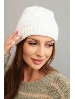Dámska zimná čiapka s vlnou biela